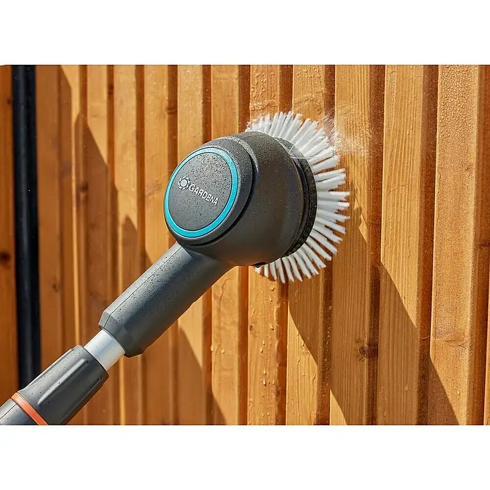 Gardena Power for All 18V Akku-Reinigungsbürste AquaBrush Compact 02/18V - Ohne Akku - Die Gardena Bürste mit Wasseranschluss reinigt Holzoberflächen mühelos. Ideal für Terrassen und Gartenmöbel, sorgt sie für ein sauberes Ergebnis.