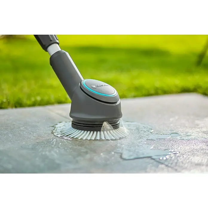 Gardena Power for All 18V Akku-Reinigungsbürste AquaBrush Compact 02/18V - Ohne Akku - Das Bild zeigt eine Gardena Bürste, die zum Reinigen von Oberflächen im Außenbereich verwendet wird. Die Bürste ist an einem Griff befestigt.