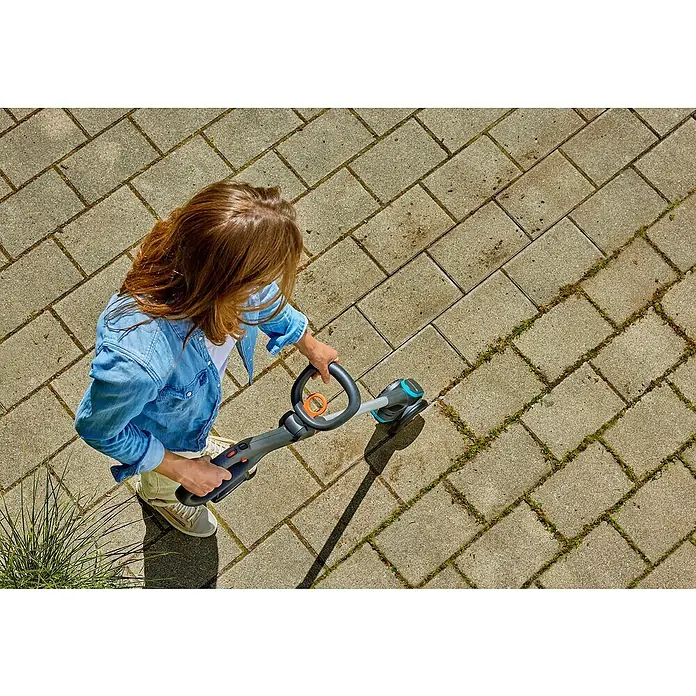 Gardena Power for All 18V Limpiador de juntas de batería EasyWeed 1800/18V - 18 V, 1 batería - El innovador cepillo para juntas inalámbrico Gardena EasyWeed elimina sin esfuerzo las malas hierbas y el musgo en las juntas.