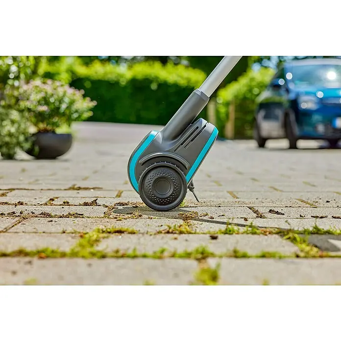 Gardena Power for All 18V Limpiador de juntas de batería EasyWeed 1800/18V - 18 V, 1 batería - Eliminador de malas hierbas en acción. El dispositivo elimina malas hierbas en adoquines con un cepillo rotativo y mango telescópico para un trabajo cómodo.
