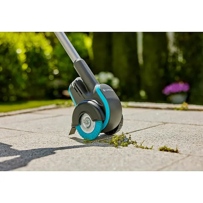 Gardena Power for All 18V Limpiador de juntas de batería EasyWeed 1800/18V - 18 V, 1 batería - El cepillo para juntas inalámbrico Gardena EasyWeed elimina sin esfuerzo las malas hierbas y el musgo de las juntas de pavimentación. Ideal para limpiar pasarelas y patios.