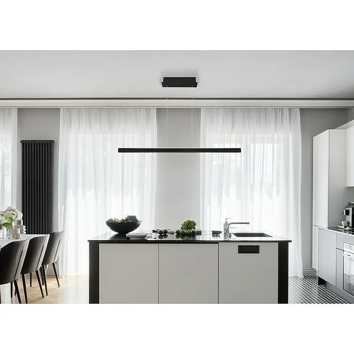 Globo LED-Pendelleuchte Dentsy - 43 W, Neutralweiß, Schwarz, L x B x H: 120 x 9 x 120 cm - Hängelampe in einem modernen Küchendesign. Die Lampe hängt über einer Kücheninsel mit dunkler Arbeitsplatte und weißen Schränken.