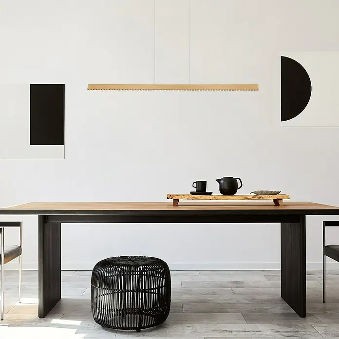 Globo LED-Pendelleuchte Dentsy - 43 W, Neutralweiß, Kupfer, L x B x H: 120 x 9 x 120 cm - Einrichtung mit minimalistischem Esstisch aus Holz und Stahl, ergänzt durch eine moderne Pendelleuchte und abstrakte Kunst.