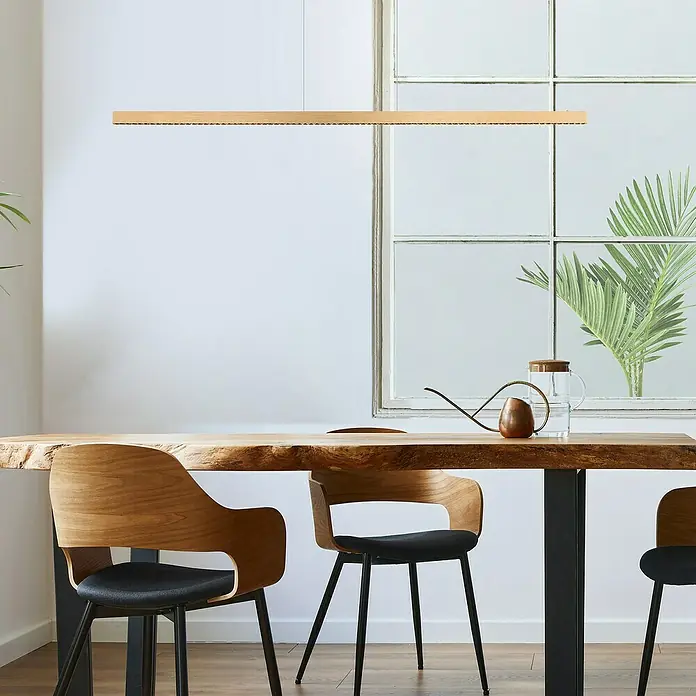 Globo LED-Pendelleuchte Dentsy - 53 W, Neutralweiß, Kupfer, L x B x H: 150 x 9 x 120 cm - Elegante, lineare Pendelleuchte aus Holz über einem Esstisch mit modernen Stühlen und rustikalem Touch.