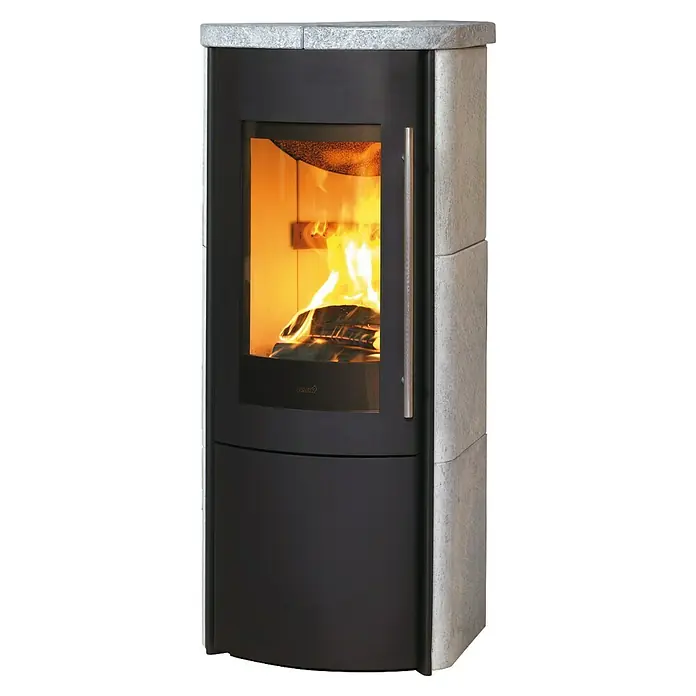 Hark Kaminofen Lova ECOplus - 6 kW, Raumheizvermögen: 165 m³, Material Verkleidung: Stahl, Grau - Ein Kaminofen mit einer schwarzen Tür und Seitenwänden aus hellem Stein, in dem ein warmes Feuer brennt.