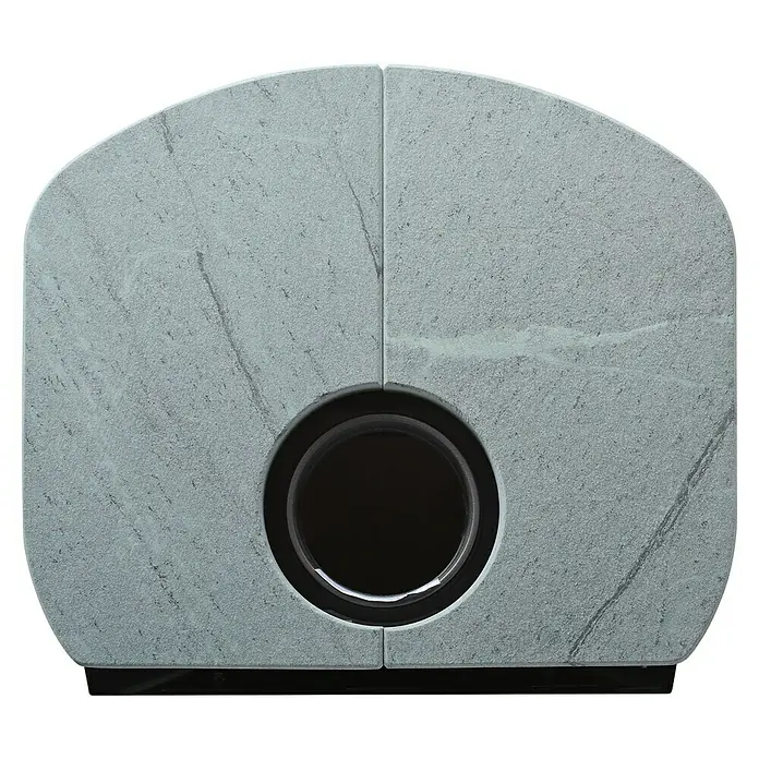 Hark Kaminofen Opera B - 7 kW, Raumheizvermögen: 193 m³, Material Verkleidung: Stahl, Grau - Nahaufnahme einer modernen, grauen Seifenstein-Ofenverkleidung mit runder Öffnung, die Design und Funktionalität vereint.