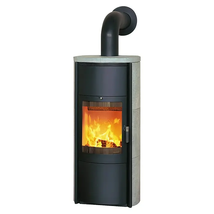 Hark Kaminofen Keno ECOplus - 7 kW, Raumheizvermögen: 193 m³, Material Verkleidung: Stahl, Grau - Ein eleganter Kaminofen mit Steinverkleidung und einem Blick auf das brennende Feuerholz im Inneren. Das Rauchrohr führt nach oben.