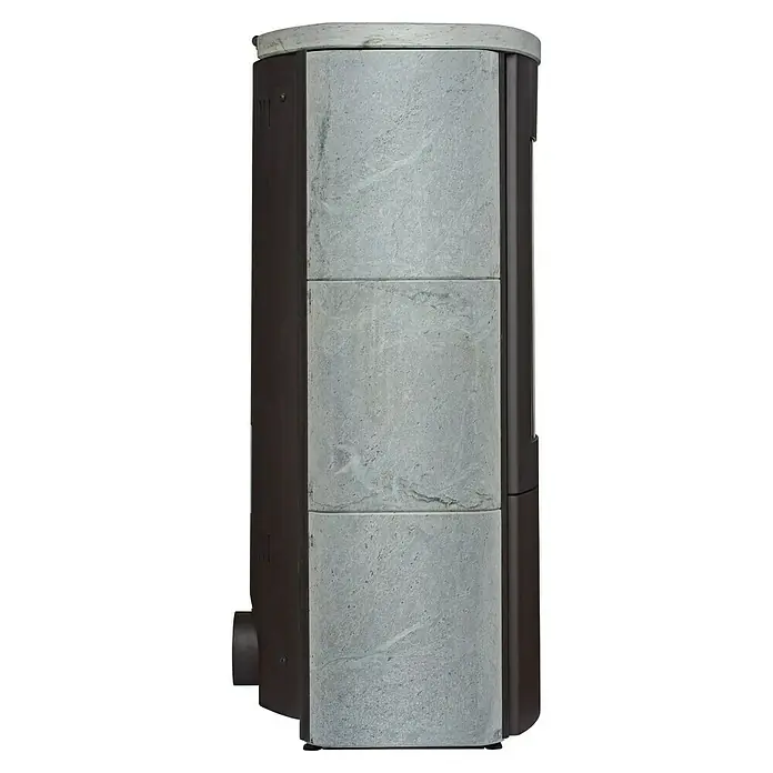Hark Kaminofen Lova ECOplus - 6 kW, Raumheizvermögen: 165 m³, Material Verkleidung: Stahl, Grau - Seitenansicht eines Kaminofens mit grauem Steinverkleidung. Der Kaminofen hat eine dunkle Metallstruktur und eine abgerundete Oberseite aus Stein.