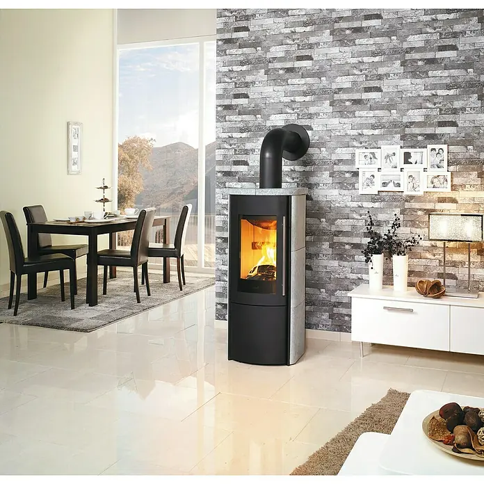 Hark Kaminofen Lova ECOplus - 6 kW, Raumheizvermögen: 165 m³, Material Verkleidung: Stahl, Grau - Elegantes Wohnzimmer mit einem modernen Kaminofen mit Flammenspiel, der Wärme und Stil in den Raum bringt.