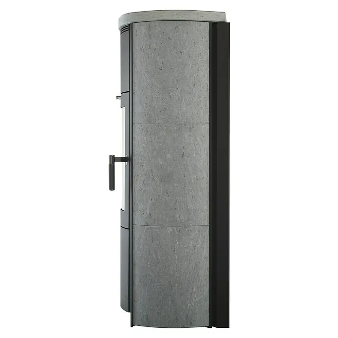 Hark Kaminofen Keno ECOplus - 7 kW, Raumheizvermögen: 193 m³, Material Verkleidung: Stahl, Grau - Nahaufnahme eines Kaminofens mit grauer Steinoberfläche, der Wärme und modernes Design vereint.\n