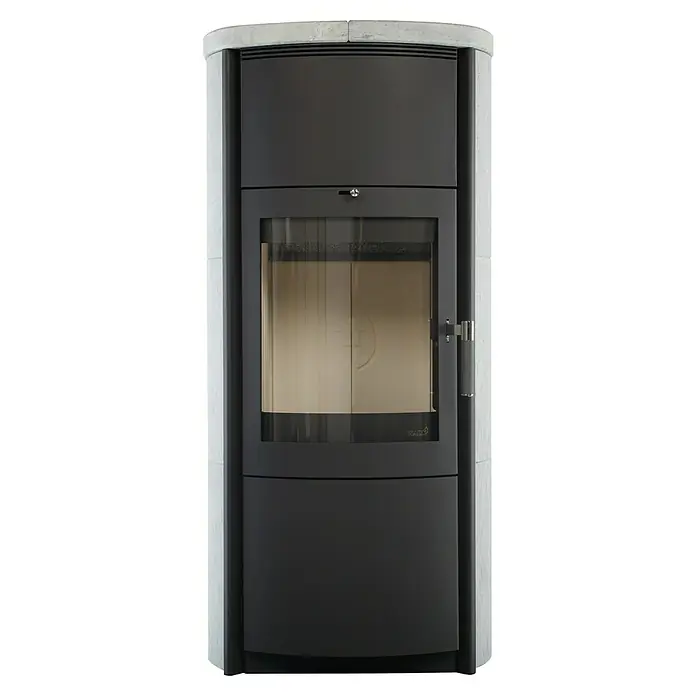 Hark Kaminofen Keno ECOplus - 7 kW, Raumheizvermögen: 193 m³, Material Verkleidung: Stahl, Grau - Elegante Nahaufnahme eines Nibe Kaminofens mit abgerundetem Design und schwarzer Tür mit Glaseinsatz, umgeben von einer hellen Steinverkleidung.