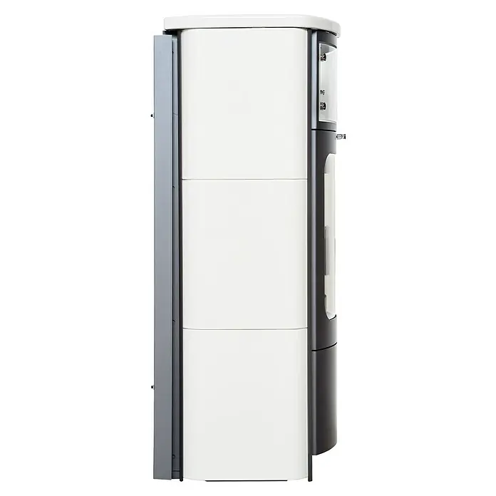 Hark Kaminofen Opera B - 7 kW, Raumheizvermögen: 146 m³, Material Verkleidung: Keramik, Creme/Weiß - Seitenansicht eines weißen Kaminofens mit einem schlanken, dunklen Rahmen und sichtbarer Brennkammer, der Wärme und Stil in jeden Raum bringt.