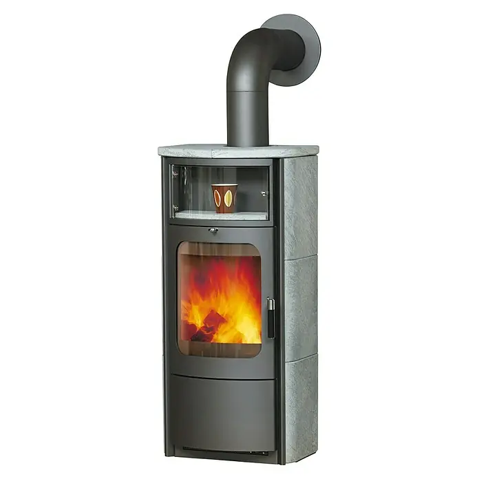 Hark Kaminofen Opera B - 7 kW, Raumheizvermögen: 193 m³, Material Verkleidung: Stahl, Grau - Ein moderner Kaminofen mit Steinverkleidung, einem Sichtfenster und einem markanten Rauchrohr.