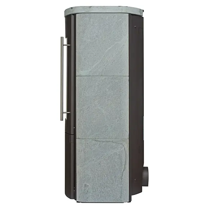 Hark Kaminofen Lova ECOplus - 6 kW, Raumheizvermögen: 165 m³, Material Verkleidung: Stahl, Grau - Seitenansicht eines Kaminofens mit grauer Steinverkleidung und einem Griff aus Edelstahl, der für Wärme und Stil sorgt.