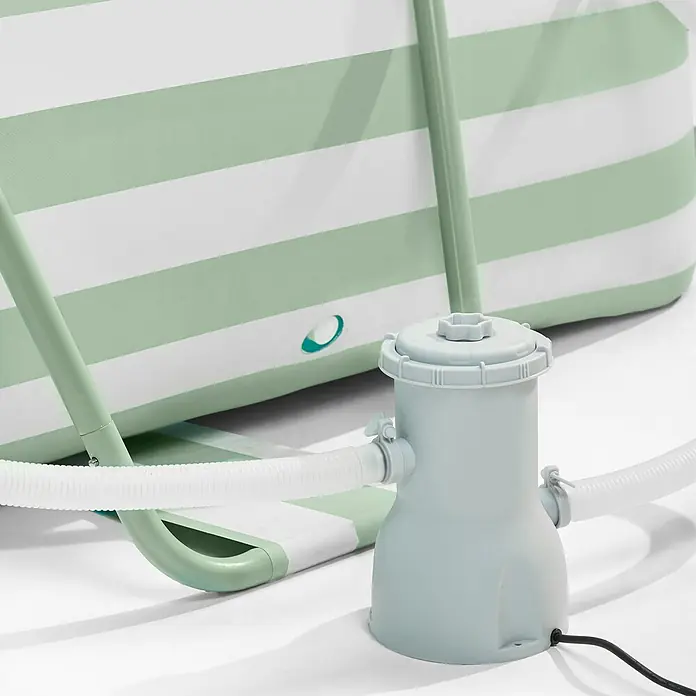 Swim Essentials Kartuschenfilteranlage 530 GAL - Passend für Poolgröße: 7.900 l, Filterleistung: 3.407 l/h - Nahaufnahme einer Poolfilterpumpe mit Schläuchen und einem Pool im Hintergrund.