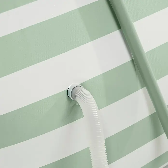 Swim Essentials Kartuschenfilteranlage 530 GAL - Passend für Poolgröße: 7.900 l, Filterleistung: 3.407 l/h - Nahaufnahme eines tragbaren Whirlpools mit grünen und weißen Streifen, der einen Schlauchanschluss zur Entwässerung aufweist.