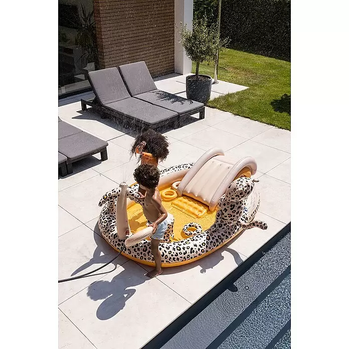 Swim Essentials Piscina hinchable - 203 x 173 x 89 cm, Leopardo - Niños jugando en una piscina inflable con estampado de leopardo, tobogán y aspersor de agua.