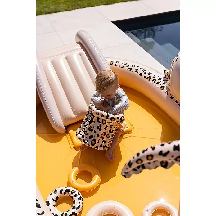 Swim Essentials Piscina hinchable - 203 x 173 x 89 cm, Leopardo - Piscina inflable con tobogán y estampado de leopardo. Un bebé juega en la base amarilla con flotadores a juego.