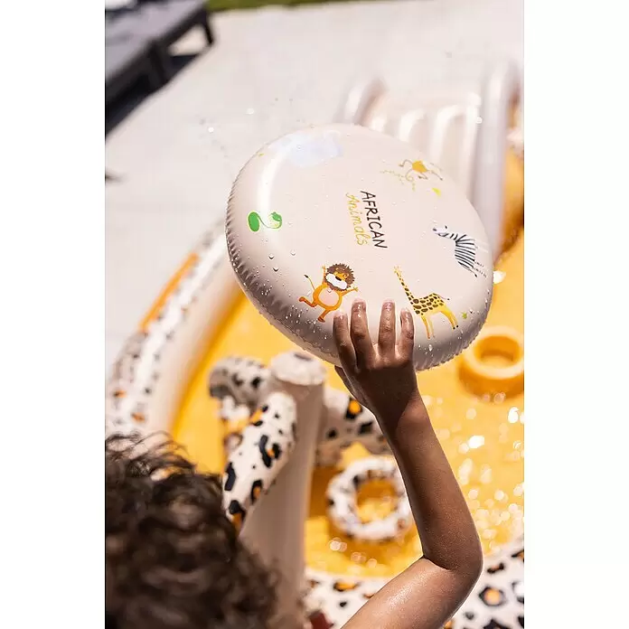 Swim Essentials Piscina hinchable - 203 x 173 x 89 cm, Leopardo - Mano de niño sujetando juguete de agua inflable beige mojado con estampado "African Animals" en piscina amarilla.
