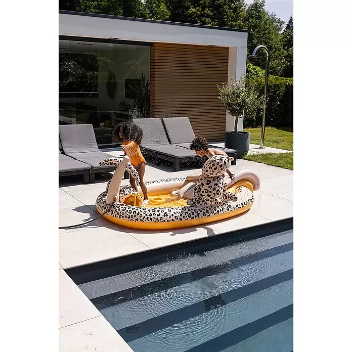 Swim Essentials Piscina hinchable - 203 x 173 x 89 cm, Leopardo - Niños juegan con una piscina inflable de estampado de leopardo con chorro de agua.