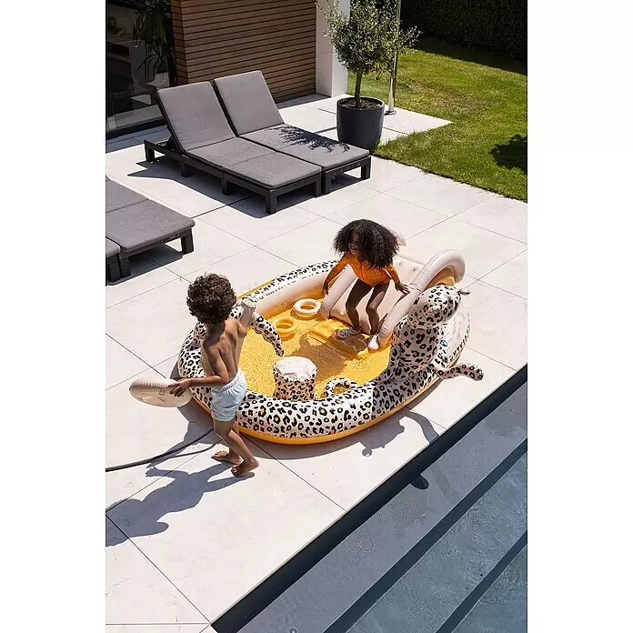 Swim Essentials Piscina hinchable - 203 x 173 x 89 cm, Leopardo - Piscina inflable con estampado de leopardo con dos niños jugando, uno la llena con una manguera.