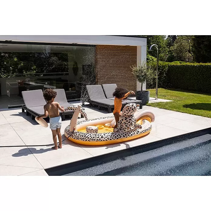 Swim Essentials Piscina hinchable - 203 x 173 x 89 cm, Leopardo - Piscina inflable y aspersor con estampado de leopardo, usada por dos niños en un jardín soleado.