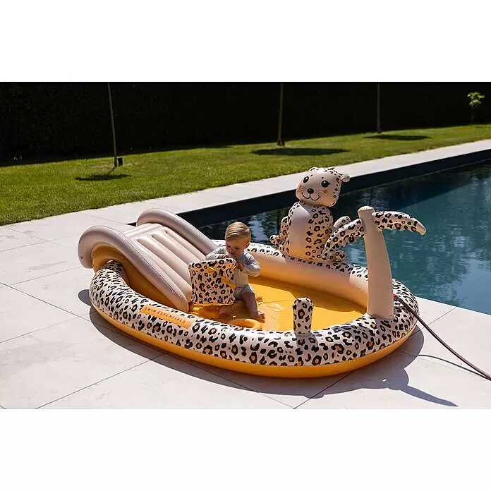 Swim Essentials Piscina hinchable - 203 x 173 x 89 cm, Leopardo - Bebé en una piscina inflable con estampado de leopardo, tobogán y figura de leopardo inflable.