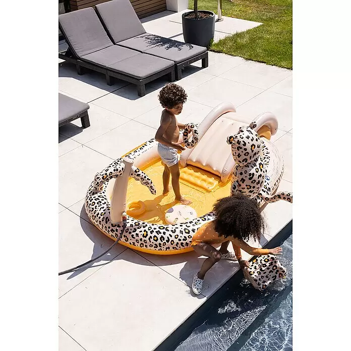 Swim Essentials Piscina hinchable - 203 x 173 x 89 cm, Leopardo - Niños jugando en una piscina inflable con estampado de leopardo, tobogán y juguetes de agua junto a una piscina.
