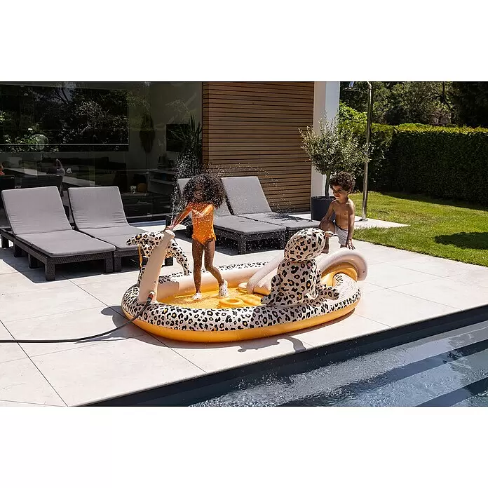 Swim Essentials Piscina hinchable - 203 x 173 x 89 cm, Leopardo - Niños jugando alegremente en una piscina inflable amarilla con estampado de leopardo, que se está llenando de agua.