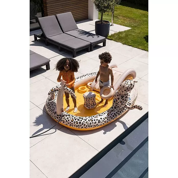 Swim Essentials Piscina hinchable - 203 x 173 x 89 cm, Leopardo - Dos niños juegan en una piscina inflable con estampado de leopardo en un patio soleado.