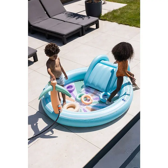 Swim Essentials Planschbecken - 203 x 173 x 89 cm, Regenbogen - Ein aufblasbares Planschbecken mit Wasserrutsche und zwei spielenden Kindern im Garten.