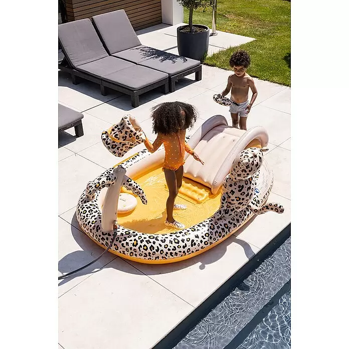 Swim Essentials Piscina hinchable - 203 x 173 x 89 cm, Leopardo - Piscina hinchable con estampado de leopardo y tobogán, utilizada por dos niños al aire libre en un día soleado.