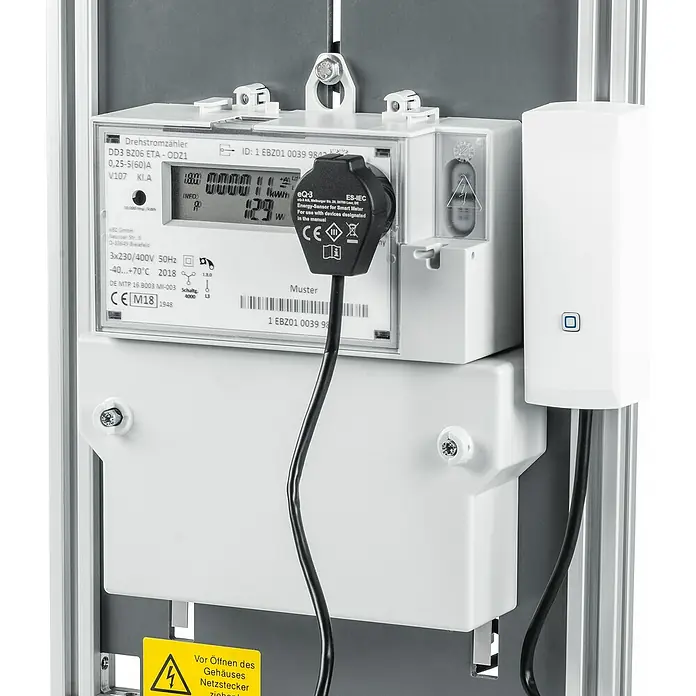 Homematic IP Kontakt-Schnittstelle HmIP-ESI-IEC für Smart Meter - Batteriebetrieben - Nahaufnahme eines Drehstromzählers DD3 BZ06 ETA-ODZ1 mit Energiezähler und Warnhinweisen.