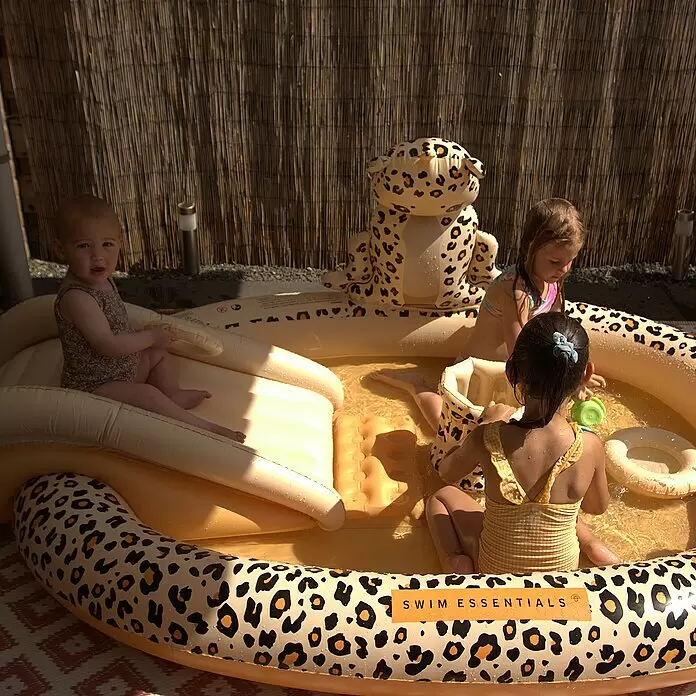 Swim Essentials Piscina hinchable - 203 x 173 x 89 cm, Leopardo - Niños juegan en una piscina inflable crema con estampado de leopardo, tobogán y una gran figura inflable de leopardo.