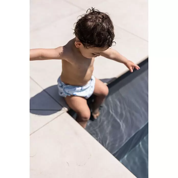 Swim Essentials Piscina hinchable - 203 x 173 x 89 cm, Leopardo - Bebé en pañal de baño azul estampado, con los pies en la piscina.