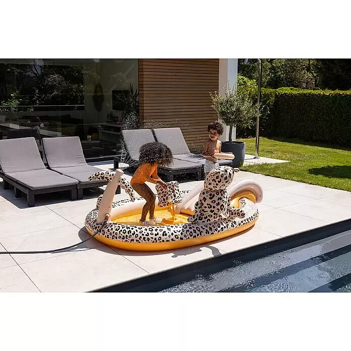 Swim Essentials Piscina hinchable - 203 x 173 x 89 cm, Leopardo - Dos niños juegan en una piscina inflable con estampado de leopardo y agua pulverizada en un jardín soleado.