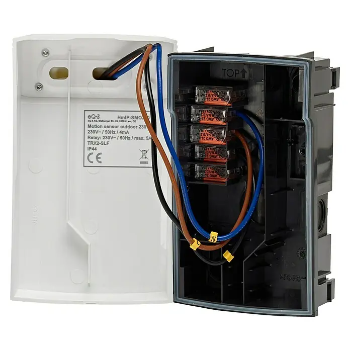 Homematic IP Bewegungsmelder mit Schaltaktor - Weiß, 1.150 W - Detailaufnahme eines eQ-3 HmIP-SMO Bewegungsmelders für den Außenbereich, der die interne Verkabelung und Anschlüsse zeigt.