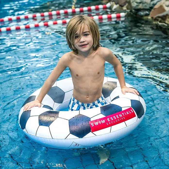Swim Essentials Schwimmring - Durchmesser: 90 cm, Fussball - Ein Junge im Schwimmbecken, der einen Fußball-Schwimmring der Marke Swim Essentials Exclusive benutzt.