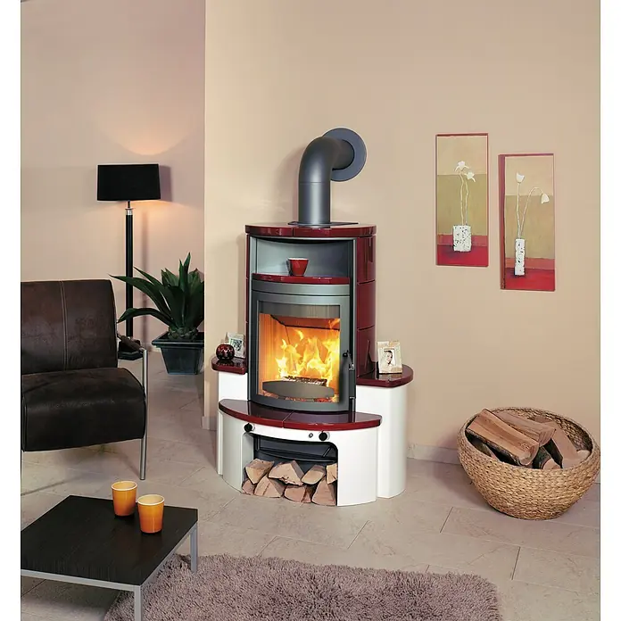 Hark Kaminofen Avenso GT ECOplus - 8 kW, Raumheizvermögen: 220 m³, Material Verkleidung: Keramik, Bordeaux - Gemütliches Wohnzimmer mit einem modernen Kaminofen, der Wärme und Stil vereint. Der Kamin ist ein Blickfang im Raum.