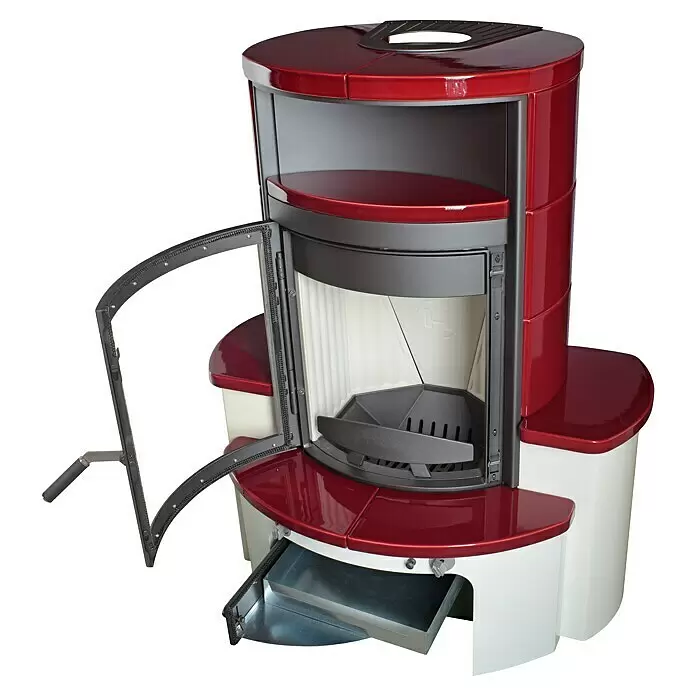 Hark Kaminofen Avenso GT ECOplus - 8 kW, Raumheizvermögen: 220 m³, Material Verkleidung: Keramik, Bordeaux - Rot-cremefarbener Kaminofen mit offener Glastür, Blick auf den Brennraum und die herausgezogene Ascheschublade.