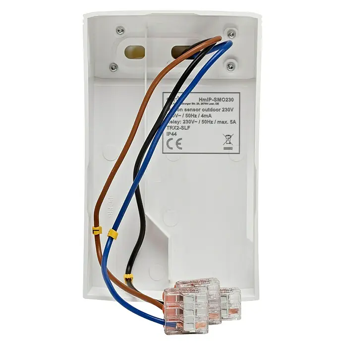 Homematic IP Bewegungsmelder mit Schaltaktor - Weiß, 1.150 W - Nahaufnahme eines HmIP-SMO230 Bewegungsmelders für den Außenbereich mit sichtbarer Verkabelung und Klemmen, montiert auf einer weißen Oberfläche.