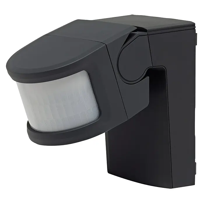 Homematic IP Bewegungsmelder mit Schaltaktor - Anthrazit, 1.150 W - Nahaufnahme eines schwarzen Bewegungsmelders für den Außenbereich. Der Melder ist an einer Wand montiert und hat ein weißes Sensorfenster.