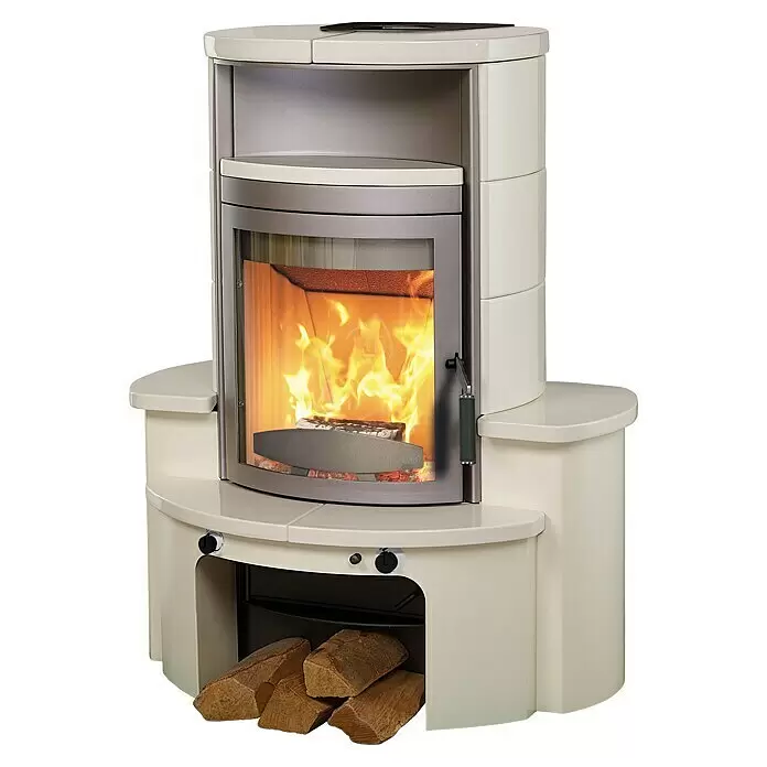 Hark Kaminofen Avenso GT ECOplus - 6 kW, Raumheizvermögen: 165 m³, Material Verkleidung: Keramik, Weiß/Creme - Heller, cremefarbener Eckkamin mit dunkelgrauem Glasfenster, das brennende Holzscheite zeigt, und einem offenen Holzfach darunter.