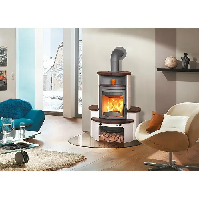 Hark Kaminofen Avenso GT ECOplus8 kW, Raumheizvermögen: 220 m³, Verkleidung: Kachel, Jola-Braun - Ein gemütliches Wohnzimmer mit einem modernen Kaminofen, der Wärme und Behaglichkeit ausstrahlt. Perfekt für kalte Tage.