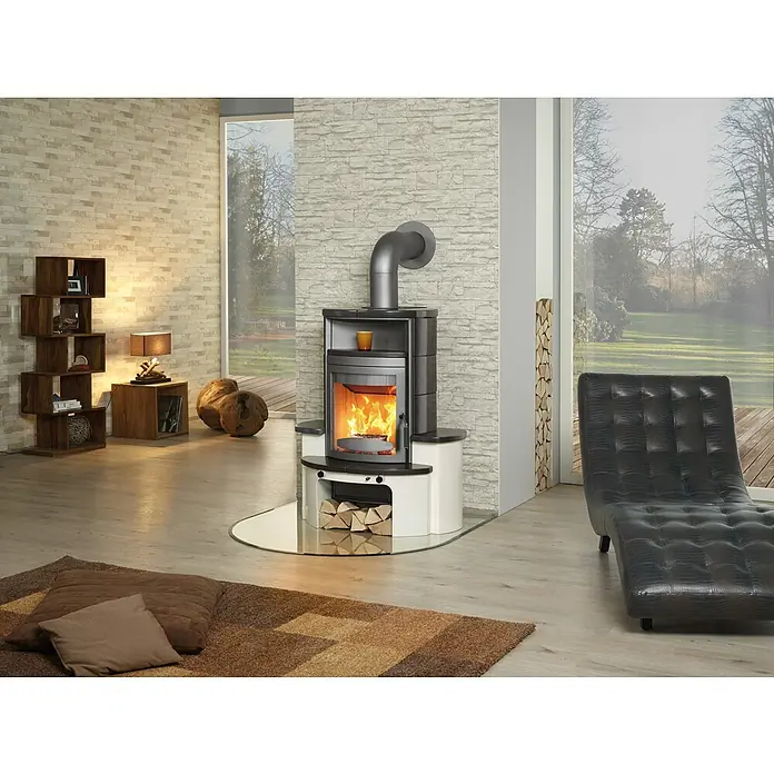 Hark Kaminofen Avenso GT ECOplus - 8 kW, Raumheizvermögen: 220 m³, Material Verkleidung: Keramik, Meteor-Schwarz - Gemütliches Wohnzimmer mit einem modernen Kaminofen als Blickfang, umgeben von stilvollen Möbeln und einem warmen Teppich.