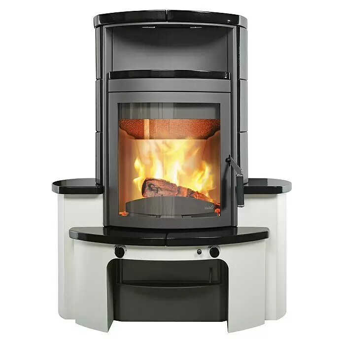Hark Kaminofen Avenso GT ECOplus - 8 kW, Raumheizvermögen: 220 m³, Material Verkleidung: Keramik, Meteor-Schwarz - Moderner schwarz-weißer Holzofen mit Glastür, die glühende Holzscheite und Flammen zeigt.