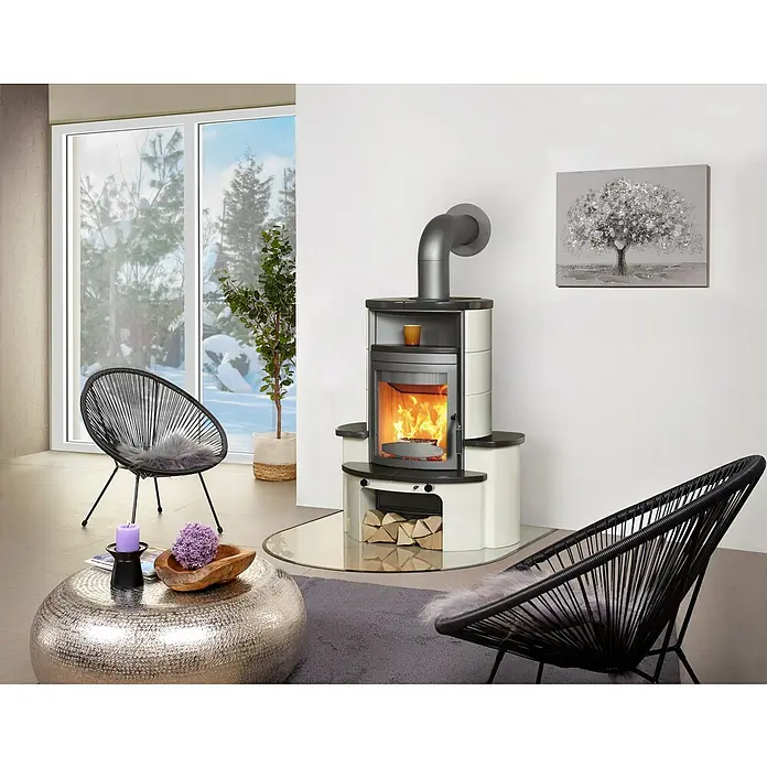 Hark Kaminofen Avenso GT ECOplus - 6 kW, Raumheizvermögen: 165 m³, Material Verkleidung: Keramik, Weiß/Meteor-Schwarz - Wohnzimmer mit Kaminofen: Gemütliche Atmosphäre mit modernem Kaminofen, Designer-Stühlen und einem stilvollen Couchtisch.