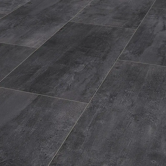 Krono Original Laminat Organic Flex - Brooklyn Dark, Fliese, 638 x 322 x 7 mm - Eine Nahaufnahme von anthrazitfarbenen Bodenfliesen, die in einem klaren, modernen Muster verlegt sind. Die dunklen Fliesen haben eine dezente Textur.