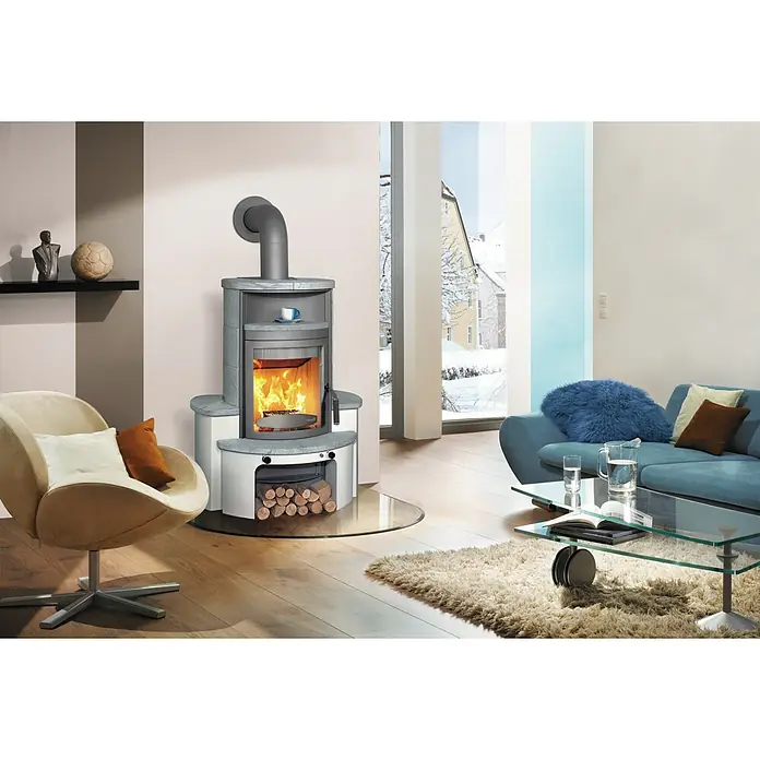 Hark Kaminofen Avenso GT ECOplus6 kW, Raumheizvermögen: 165 m³, Verkleidung: Naturstein, Naturstein - Ein gemütliches Wohnzimmer mit einem modernen Kaminofen, der Wärme und Stil vereint. Der Kamin ist ein Blickfang im Raum.