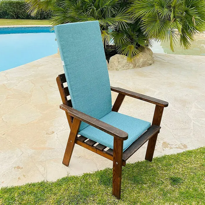 Cojín para asiento de posiciones Romel - Indigo, L x An x Al: 120 x 45 x 3,5 cm, 50% algodón 50% poliéster - Detalle de una silla de jardín de madera con cojines azules, que combina comodidad y estilo al aire libre. Ideal para relajarse junto a la piscina.